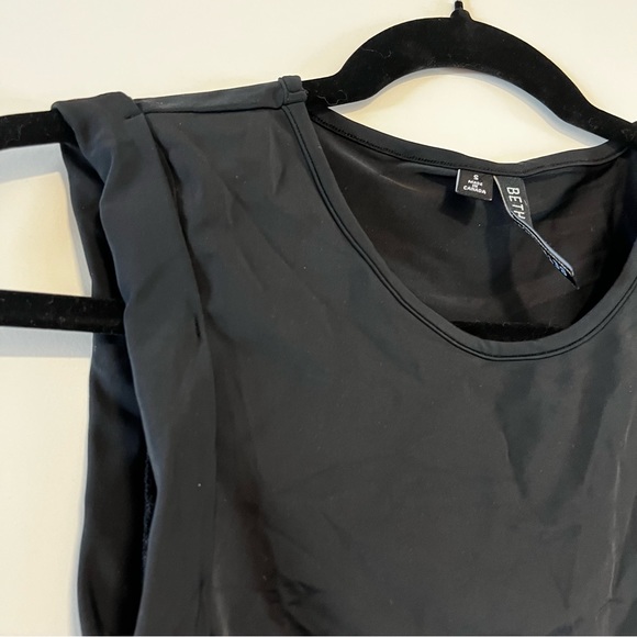 Beth Richards | Crop Top/ Bikini Top - Picture 3 of 14